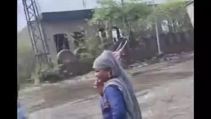 लाडपुरा: तेज बारिश के चलते संजय नगर फ्लाईओवर के निकट टैंकर पलटा, ट्रक सड़क में धंसा, बड़ा हादसा टला