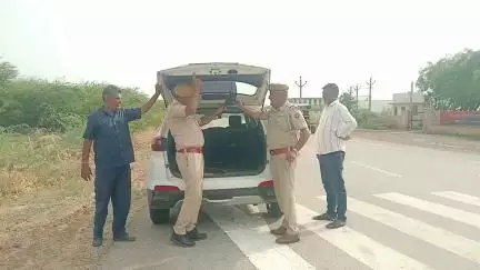 #Balotra 22 पुलिस टीमों द्वारा 157 कार्यवाही

ऑपरेशन अनामिका के तहत 73 बिना नम्बरी व काली फिल्म लगे 43 वाहनों के विरूद्ध
