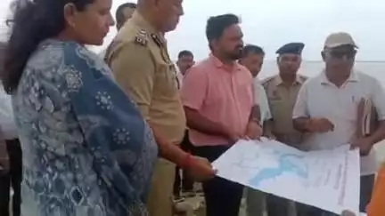 खड्डा: कुशीनगर खडडा क्षेत्र में बाढ़ से पहले तैयारियां तेज़, जिलाधिकारी ने छितौनी तटबंध का किया निरीक्षण और दिए निर्देश