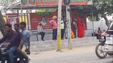 हसनपुर: हसनपुर कोतवाली गेट के बाहर दो पक्षों के बीच जमकर हुई मारपीट, घटना का वीडियो हुआ वायरल