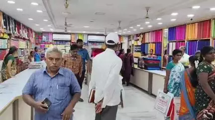 உளுந்தூர்பேட்டை: உளுந்தூர்பேட்டையில் உள்ள கடைகளில் மூன்று குழந்தை தொழிலாளர்கள் மீட்கப்பட்ட சம்பவத்தால் பரபரப்பு