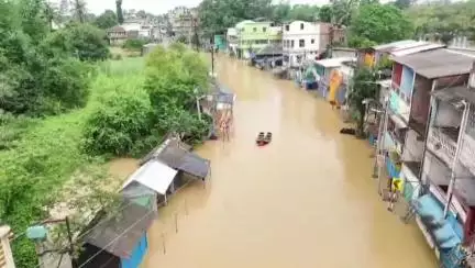ঘাটাল: জলমগ্ন গোটা ঘাটাল এলাকা বন্যা পরিস্থিতিতে শুরু হয়েছে নৌকা চলাচল রাস্তায়