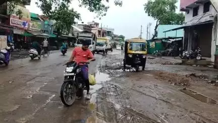 लालबर्रा: रेलवे ओवरब्रिज निर्माण से ग्राम कोसमी में जलभराव की समस्या गंभीर, ग्रामीणों ने जताई नाराजगी, पानी निकासी #jansmsya