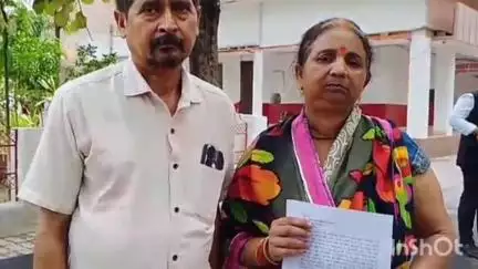 उन्नाव: उन्नाव सफीपुर कोतवाली क्षेत्र अंतर्गत परियर निवासी पीड़ित महिला ने डीएम को दिया प्रार्थना पत्र, दी पूरी जानकारी