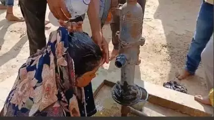 यूपी के गोंडा में प्रेमी के साथ रंगेहाथ पकड़ाई पत्नी का पति ने धोया सिंदूर, मंदिर ले जाकर करवाई दोनों की शादी Source: @ct.gonda01