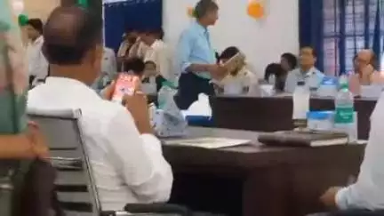 सम्पूर्ण समाधान दिवस पर फरियादी महिला सामने खड़ी रही लेकिन DIS अधिकारी मोबाइल पर गेम खेलते हुए नजर आयें वीडियो वाइरल ।