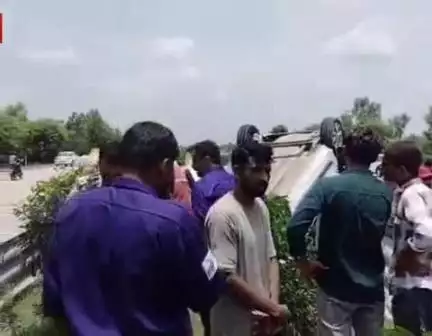 बेहट: दिल्ली एक्सप्रेस-वे पर मन्नत ढाबे के निकट दो कारों की हुई भीषण टक्कर, कारें एक-दूसरे पर चढ़ी