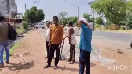 अनूपशहर: जहांगीराबाद नगरपालिका क्षेत्र के वार्ड 19 मौहल्ला राजपुतान में मानक अनुसार कार्य न होने पर वार्डवासियों का फूटा गुस्सा