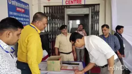 जमुई: जमुई में ईवीएम-वीवीपैट की जांच शुरू, डीएम ने लिया जायजा