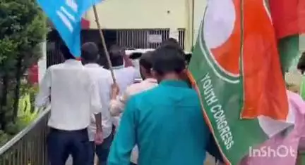 रॉबर्ट्सगंज: रॉबर्ट्सगंज नगर पालिका क्षेत्र में फैली दुर्व्यवस्था को लेकर कांग्रेस ने किया प्रदर्शन, सौंपा ज्ञापन