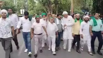 मुरादाबाद: कलेक्ट्रेट पहुंचकर भारतीय किसान यूनियन टिकैत ने अपनी कई मांगों को लेकर प्रदर्शन किया, जिला अधिकारी को सौंपा ज्ञापन