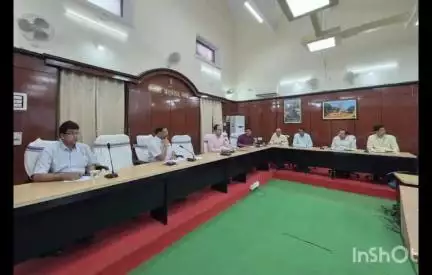 गया टाउन सीडी ब्लॉक: समाहरणालय में डीएम ने की जिला स्वास्थ्य समिति की मीटिंग, डॉक्टरों को समय पर रहने के निर्देश