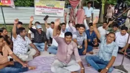 जहानाबाद: ग्रामीण आवास कर्मी संघ का कारगिल चौक पर 16 सूत्री मांगों को लेकर एक दिवसीय धरना