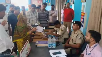 चनपटिया: चनपटिया थाना परिसर में भूमि विवाद को लेकर जनता दरबार का आयोजन