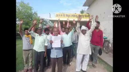 किशनी: #jansamsya गांव वैरागपुर में ट्रांसफार्मर खराब होने के कारण तीन दिनों से नहीं हो रही आपूर्ति,ग्रामीणों ने किया प्रदर्शन