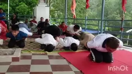 भवारना: विधायक विपिन सिंह परमार ने पनापर में आयोजित अंतर्राष्ट्रीय योग दिवस के अवसर में शिविर में लिया हिस्सा