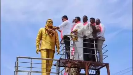 మంథని: పట్టణంలో ప్రొఫెసర్‌ జయశంకర్‌ విగ్రహానికి నివాళులర్పించిన మంథని మాజీ ఎమ్మెల్యే పుట్ట మధుకర్
