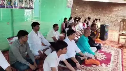 हरिहरगंज: योग दिवस के अवसर पर हरिहरगंज और पीपरा प्रखंड के कई स्थानों पर योग शिविर का आयोजन किया गया