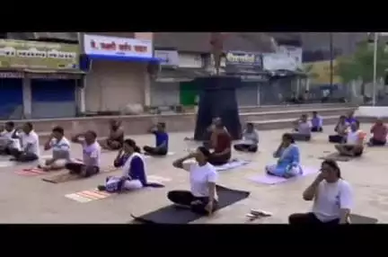 रामटेक: काचुरवाही व शहरात राज्यमंत्री ॲड. आशिष जयस्वाल यांनी विश्व योग दिवसानिमित्त केली योगासने