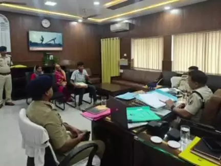 गया टाउन सीडी ब्लॉक: मगध पुलिस कार्यालय में आईजी ने सिटी एसपी व डीएसपी के साथ की समीक्षा बैठक, दिए महत्वपूर्ण निर्देश