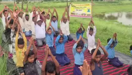 दिघलबैंक: अमृत सरोवर मंगुरा में योगाभ्यास और पौधारोपण कार्यक्रम आयोजित, पर्यावरण संरक्षण का दिया गया संदेश