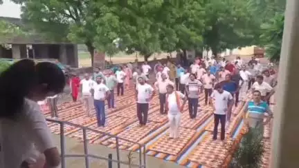 सीमलवाड़ा: सीमलवाड़ा कस्बे में योग दिवस के मौके पर ब्लॉक स्तरीय कार्यक्रम का हुआ आयोजन, छात्रों ने किया जल योग