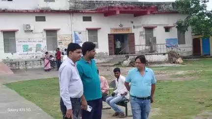 कोचाधामन: सामुदायिक स्वास्थ्य केंद्र कोचाधामन का मुखिया ने सांसद प्रतिनिधि के साथ किया निरीक्षण