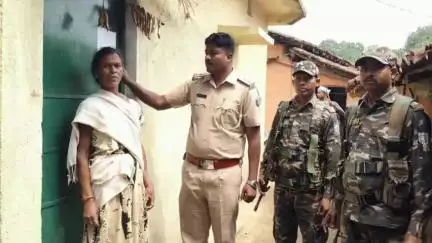 तोरपा: दारला जाम टोली गांव में पुलिस ने फरार उग्रवादी विनोद उर्फ डेविड के घर पर इश्तेहार चिपकाया