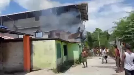 ধূপগুড়ি: লক্ষ্মীপাড়া চা বাগানে প্রাক্তন কেন্দ্রীয় মন্ত্রী জন বারলার বাড়িতে আগুন