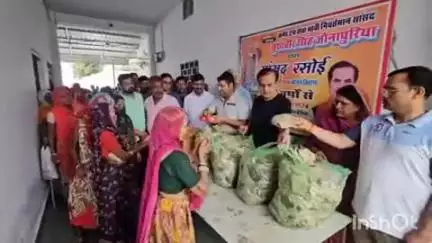 टोंक: जिला मुख्यालय पर पूर्व सांसद सुखबीर सिंह जौनापुरिया ने सांसद रसोई में निर्मित भोजन के पैकेट जरूरतमंदों को बांटे