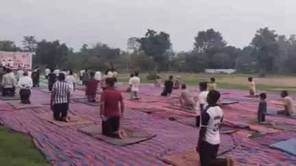 मनोहरथाना: मनोहर थाना कस्बे में अंतर्राष्ट्रीय योग दिवस पर ब्लॉक स्तरीय कार्यक्रम का हुआ आयोजन, लोगों ने किया सामूहिक योग
