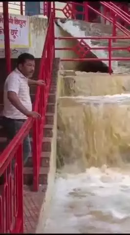 चित्रकूट। गोदावरी गुफा में जल प्रवाह खतरनाक हुआ। 
बंद कराई गई गुफा ( विंध्य स्टोरी समाचार)
