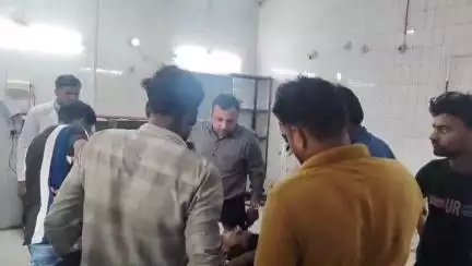 महोबा: नरेड़ी गांव के पास बाइक असंतुलित होने से बाइक सवार गिरकर गंभीर रूप से घायल, जिला अस्पताल में कराया गया भर्ती