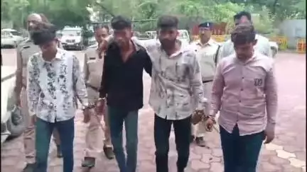 इंदौर: परदेशीपुरा में पुरानी रंजिश के चलते बदमाश के घर पर पेट्रोल बम से हमला, पुलिस ने आरोपियों को किया गिरफ्तार