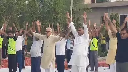 सूरतगढ़: अंतर्राष्ट्रीय योग दिवस पर खेजड़ी मंदिर परिसर में हुआ ब्लॉक स्तरीय मुख्य समारोह, योग से निरोग रहने के बताए गए गुर