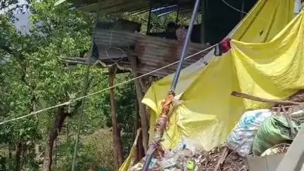 तामिया: तुलतुला पहाड़ की खाई में बांस के सहारे जान जोखिम में डालकर व्यापार कर रहे व्यापारी