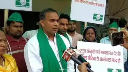 #सोशल_मीडिया पर बढ़ती अश्लीलता के विरोध में ज्ञापन।
#Memorandum in protest against increasing obscenity on #social_media.
#rajendra_yadav 
#national_president
