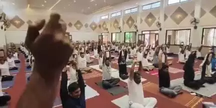 उत्तर सोलापूर: ग्रामीण पोलीस दलाकडून जागतीक योग दिना निमीत्त मुख्यालयात योगाभ्यासाचे आयोजन...