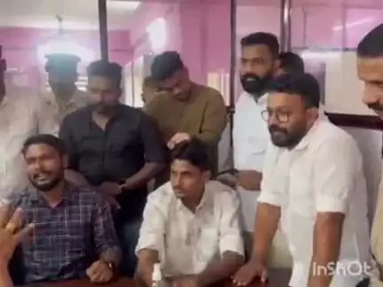 കാർത്തികപ്പള്ളി: ശുചിമുറിക്ക് പൂട്ടില്ല, കായംകുളം താലൂക്കാശുപത്രിയിൽ സൂപ്രണ്ടിന് കുറ്റിയും കൊളുത്തും നൽകി യൂത്ത് കോൺഗ്രസ്