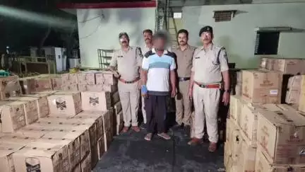 जावरा: थाना औद्योगिक क्षेत्र जावरा पुलिस को मिली बड़ी सफलता, 500 पेटी अवैध शराब से भरे कंटेनर के साथ एक आरोपी गिरफ्तार