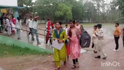 भभुआ: भभुआ के अटल बिहारी सिंह प्लस टू स्कूल में बनाए गए परीक्षा केंद्र पर डीएलएड प्रथम सत्र की परीक्षा संपन्न हुई