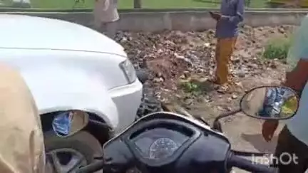 औरैया: दिबियापुर बाईपास पर बाइक से दवा लेकर लौट रहे भाई-बहन और माँ को तेज रफ्तार पिकअप ने पीछे से मारी टक्कर, माँ-बेटी रेफर