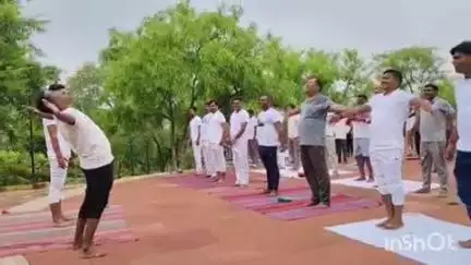 भभुआ: कैमूर वन प्रमंडल के विभिन्न क्षेत्रों में वन विभाग ने अंतर्राष्ट्रीय योग दिवस पर कराया योगाभ्यास
