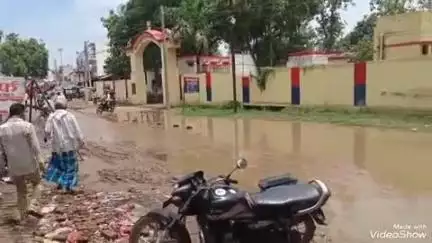 उतरौला: सादुल्लानगर में जलभराव और टूटी सड़कों के कारण आवागमन बाधित, राहगीरों को भारी परेशानियों का सामना करना पड़ रहा है
