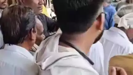 हिसार: हिसार के परिजात चौक पर दो युवकों ने महिला का पर्स छीना, एक पकड़ा गया, दूसरा फरार