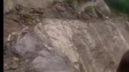 मुनस्यारी: मुंस्यारी के रडगाड़ी के पास पहाड़ टूटने से मिलम मार्ग बंद, ग्रामीण परेशान