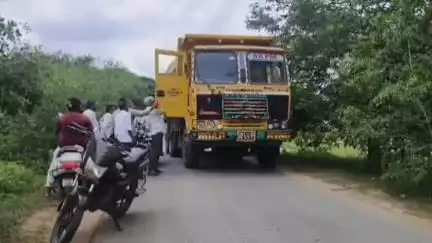 కామారెడ్డి: శాబ్దిపూర్ గ్రామ శివారులో ఆజాగ్రత్తగా నడుపుతున్న ట్రిప్పర్ డ్రైవర్ కు దేహశుద్ధి చేసి పోలీసులకు అప్పగించిన స్థానికులు
