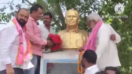 చెన్నూరు: రామకృష్ణ పూర్ లో  జయశంకర్ వర్ధంతి సందర్భంగా ఆయన విగ్రహానికి పూలమాల వేసి నివాళులర్పించిన బి ఆర్ ఎస్ నాయకులు