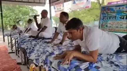 मौदहा: मौदहा में योगाभ्यास कर निरोगी काया के लिए प्रतिदिन योग करने का लिया संकल्प