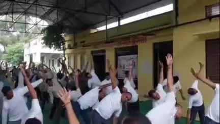 डूंगला: 11वीं अंतर्राष्ट्रीय योग दिवस का ब्लॉक स्तरीय आयोजन पंचायत समिति परिसर में किया गया